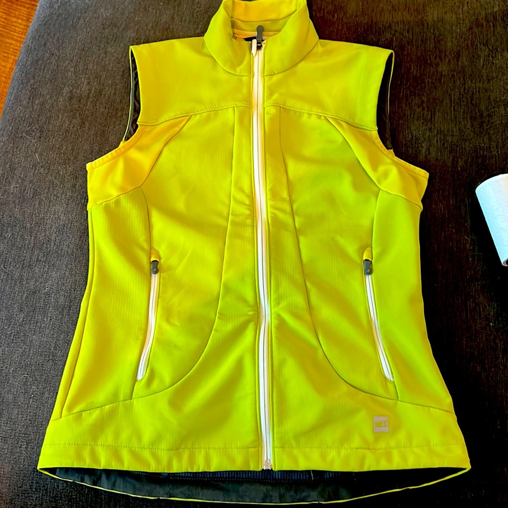EUC MEC ladies vest sz small ( stretchy)